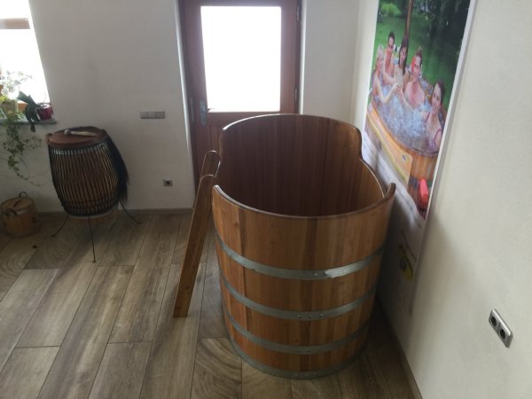 Handgefertigte Badewanne Romantika aus Holz für Garten und Wohnen mit natürlicher Holzwanne und Zuber-Design